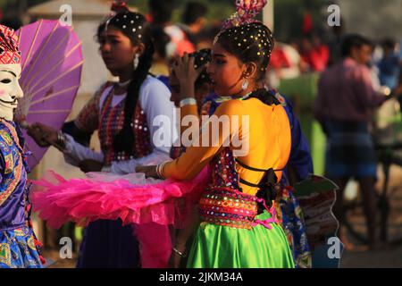 Chennai, Tamilnadu, Indien - Januar 26 2020 : Schüler tragen farbenfrohe Kostüme und präsentieren ihre Kunst und feiern anlässlich der indischen Stockfoto