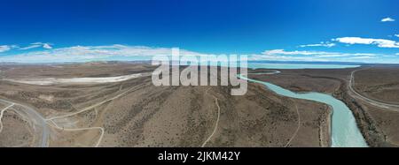 Ein Panoramablick auf den Berg Fitz Roy oder Cerro Chalten unter einem blau bewölkten Himmel in Patagonien, Argentinien Stockfoto