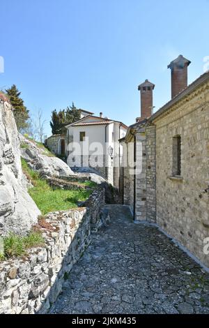 Eine vertikale Aufnahme einer schmalen Straße zwischen alten Gebäuden in einem mittelalterlichen Dorf in der Provinz Avellino, Italien. Stockfoto