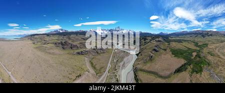 Ein Panoramablick auf den Berg Fitz Roy oder Cerro Chalten unter einem blau bewölkten Himmel in Patagonien, Argentinien Stockfoto