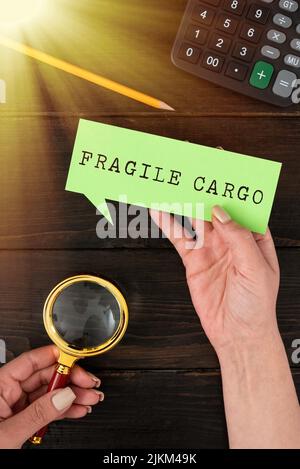 Handschrift Text Fragile Cargo. Wort für zerbrechlichen Griff mit Pflege Bubble Wrap Glas Gefahrgut Hände der Frau mit Gedanken Bubble Papier und Stockfoto