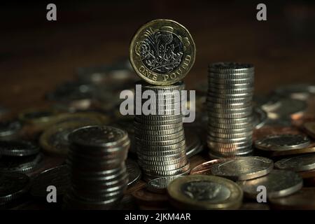 Filebild von britischen Sterling-Münzen. Fünf Pence Stück. Eine Pfund-Münze. Stockfoto