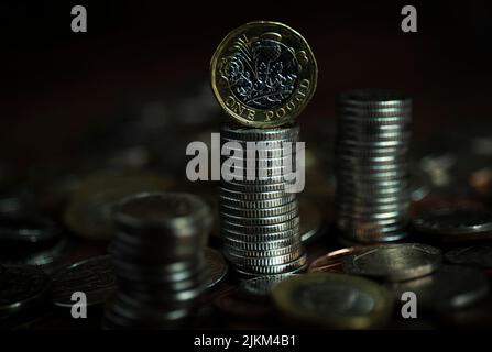 Filebild von britischen Sterling-Münzen. Fünf Pence Stück. Eine Pfund-Münze. Stockfoto