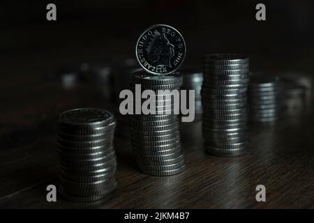 Filebild von britischen Sterling-Münzen. Fünf Pence Stück. Eine Pfund-Münze. Stockfoto