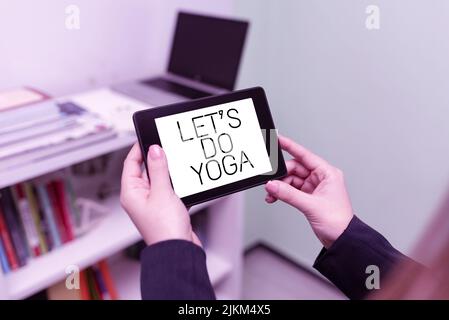 Inspiration zeigt Zeichen Let S tun Yoga. Konzeptfoto richtigen Moment für das Training durch Meditation und Ausbildung Geschäftsfrau Holding Tablet mit Stockfoto