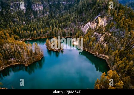 Luftaufnahme eines blauen Sees im Wald in den Felsen von Adrspach, Tschechien Stockfoto