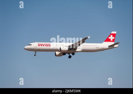 31.07.2022, Berlin, Deutschland, Europa - Ein Swiss Airlines Airbus A321-100 Passagierflugzeug nähert sich dem Flughafen Berlin Brandenburg zur Landung an. Stockfoto