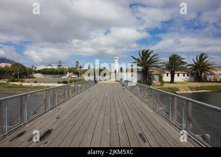 Der Milnerton Lighthouse von der neuen Holzbrücke über den Deep River Stockfoto