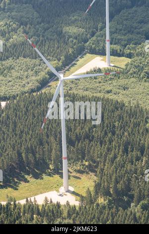 Baden Württemberg, Deutschland, 8. Juli 2022 Windturbinen auf einem grünen Hügel, von einem kleinen Flugzeug aus gesehen Stockfoto