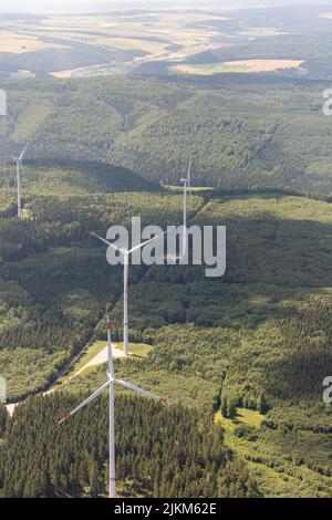 Baden Württemberg, Deutschland, 8. Juli 2022 Windturbinen auf einem grünen Hügel, von einem kleinen Flugzeug aus gesehen Stockfoto