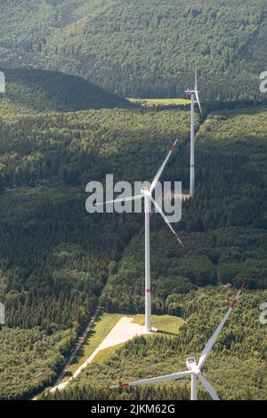 Baden Württemberg, Deutschland, 8. Juli 2022 Windturbinen auf einem grünen Hügel, von einem kleinen Flugzeug aus gesehen Stockfoto