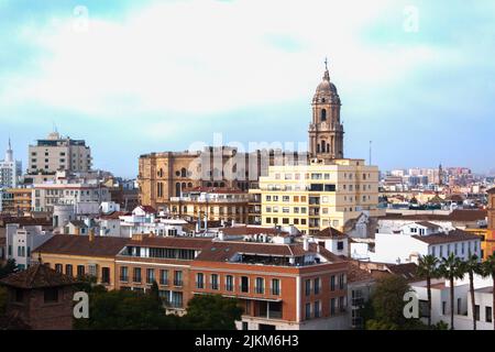 Ein Stadtbild mit historischen Gebäuden und der Kathedrale von Malaga unter dem hellen Sonnenlicht Stockfoto