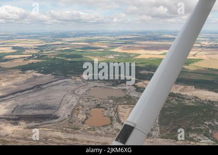 Schleenhain, Sachsen, Deutschland, 11. Juli 2022 Kohlenbergwerk von oben aus gesehen von einem kleinen Flugzeug Stockfoto