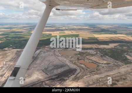 Schleenhain, Sachsen, Deutschland, 11. Juli 2022 Kohlenbergwerk von oben aus gesehen von einem kleinen Flugzeug Stockfoto