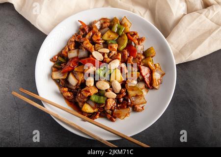 Orientalisches Huhn mit Mandeln. Typisch chinesisches Essen Stockfoto