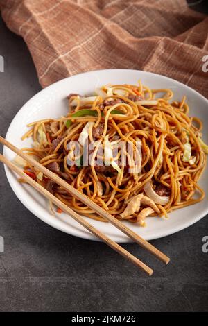 Nudeln drei Köstlichkeiten. Typisches Gericht mit chinesischem Essen Stockfoto