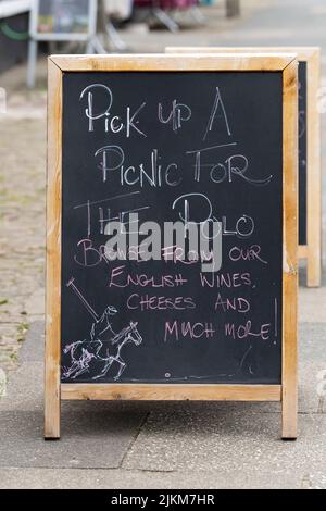 Cowdray Park Polo - Schild vor dem Laden in Midhurst 'Pick up a Picnic for the Polo' - West Sussex, England, Großbritannien Stockfoto