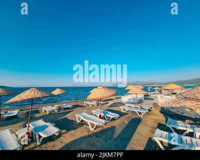 Bambus-Sonnenschirm auf blauem Himmel Hintergrund Stockfoto