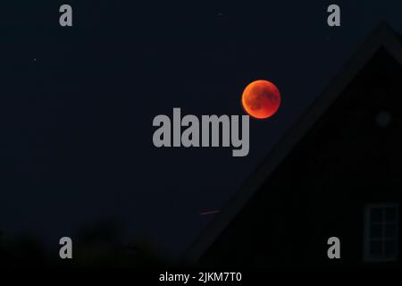 Roter Blutmond in der Dunkelheit des nächtlichen Mondelipses Stockfoto