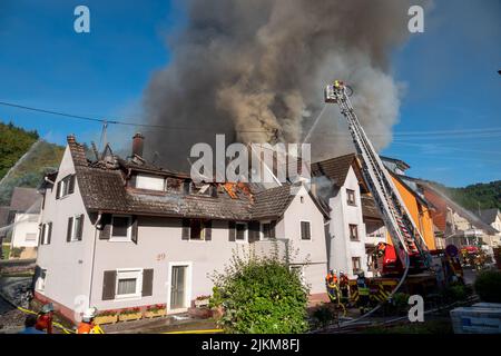 Diersburg, Deutschland. 02. August 2022. Feuerwehrleute versuchen, einen Brand zu löschen. Der Großbrand im Stadtteil Ortenau zerstörte mindestens sechs Wohngebäude. Zunächst waren keine Informationen über die mögliche Brandursache oder den Sachschaden verfügbar. Die Polizei hat die Ermittlungen aufgenommen. Kredit: -/Einsatz-Report24/dpa/Alamy Live Nachrichten Stockfoto