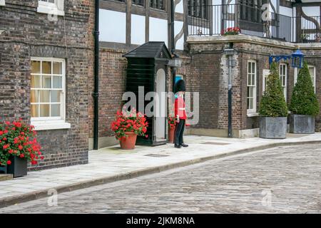 Eine Skulptur eines Sicherheitsbeamten mit Gebäuden und Pflanzen auf dem Gelände des Windsor Castle London UK Stockfoto