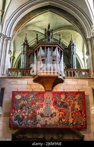 Eine vertikale Aufnahme der Pfeifenorgel in der Kirche Notre Dame von Dijon. Frankreich. Stockfoto