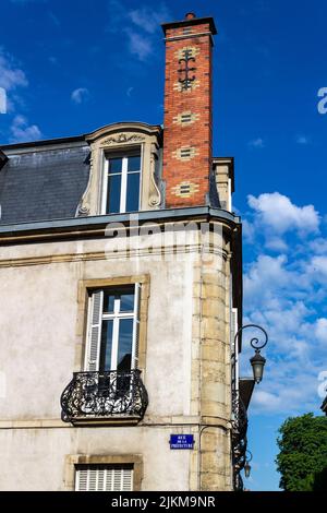 Eine vertikale Aufnahme der schönen architektonischen Details von Gebäuden in Dijon, Frankreich. Stockfoto