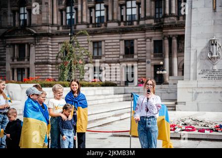 Glasgow, Scotalnd - 30. Juli 2022 Anti-Russland-Protest mit Teilnehmern, die Russland als terroristischen Staat anerkannt werden, Krieg in der Ukraine Stockfoto