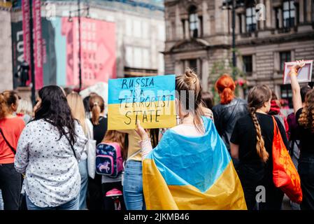 Glasgow, Scotalnd - 30. Juli 2022 Anti-Russland-Protest mit Teilnehmern, die Russland als terroristischen Staat anerkannt werden, Krieg in der Ukraine Stockfoto