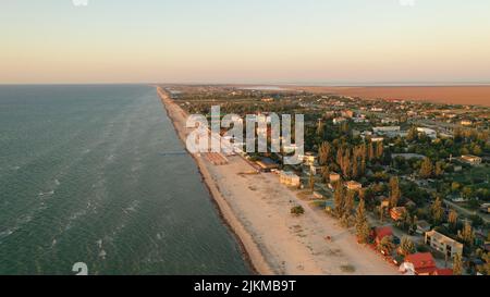 Panorama der Küste in der Südukraine, Europa. Resort Stadt mit schönen Sandstrand und klarem blauen Meer. Reiseziel, idealer Ort für Komfort vacat Stockfoto