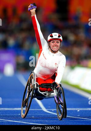 Die Engländerin Hannah Cockroft feiert, nachdem sie das Finale der Frauen T33/34 100m im Alexander Stadium am fünften Tag der Commonwealth Games 2022 in Birmingham gewonnen hat. Bilddatum: Dienstag, 2. August 2022. Stockfoto