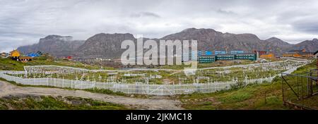 Panoramablick auf den Friedhof- und Wohnvorort Sisimiut, Grönland, am 16. Juli 2022 Stockfoto