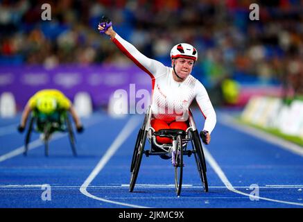 Die Engländerin Hannah Cockroft feiert, nachdem sie das Finale der Frauen T33/34 100m im Alexander Stadium am fünften Tag der Commonwealth Games 2022 in Birmingham gewonnen hat. Bilddatum: Dienstag, 2. August 2022. Stockfoto