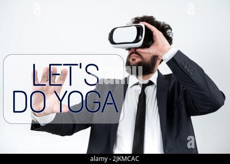 Inspiration zeigt Zeichen Let S tun Yoga. Business-Ansatz der richtige Zeitpunkt für das Training durch Meditation und Training Mann trägt VR-Brille und Stockfoto