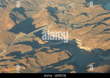 Eine Luftaufnahme des schönen Hoover Dam an der Grenze zwischen den Staaten Nevada und Arizona Stockfoto