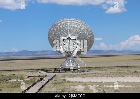 Ein Blick auf das große Radioteleskop im Feld bei Socorro an einem sonnigen Tag, New Mexico Stockfoto