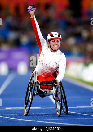 Die Engländerin Hannah Cockroft feiert, nachdem sie das Finale der Frauen T33/34 100m im Alexander Stadium am fünften Tag der Commonwealth Games 2022 in Birmingham gewonnen hat. Bilddatum: Dienstag, 2. August 2022. Stockfoto