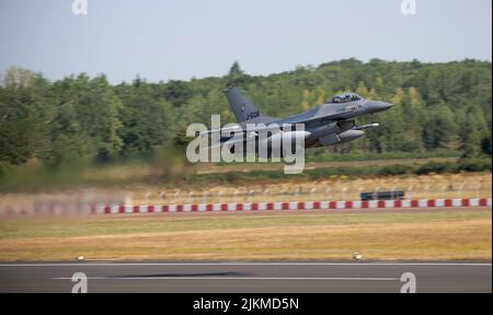 Royal Netherland Air Force F-16AM Fighting Falcon verlässt das Royal International Air Tattoo 2022 nach der Teilnahme an der statischen Ausstellung Stockfoto