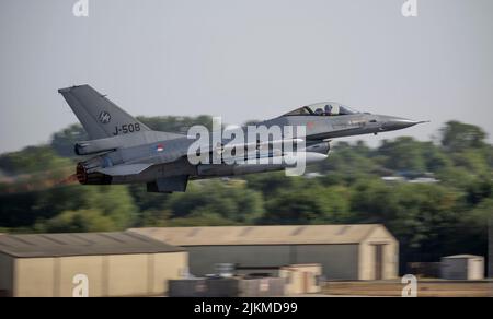 Royal Netherland Air Force F-16AM Fighting Falcon verlässt das Royal International Air Tattoo 2022 nach der Teilnahme an der statischen Ausstellung Stockfoto