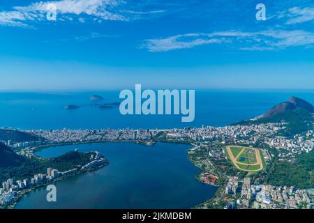 Ein faszinierender Blick auf die Viertel Leblon und Ipanema an einem klaren Tag in Rio de Janeiro, Brasilien Stockfoto