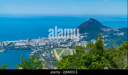 Ein faszinierender Blick auf die Viertel Leblon und Ipanema an einem klaren Tag in Rio de Janeiro, Brasilien Stockfoto