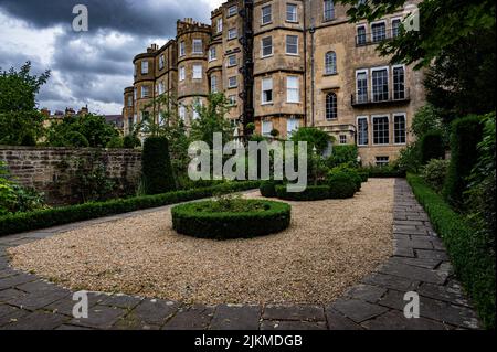 Restaurierter georgianischer Garten, der sich hinter dem Circus in Bath befindet Stockfoto