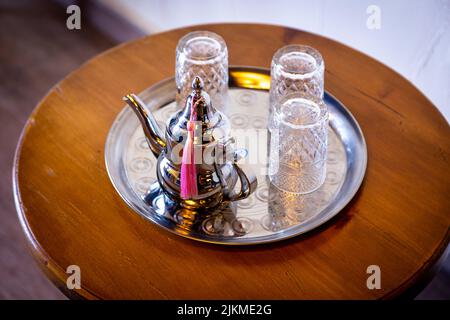 Die Nahaufnahme einer silbernen Teekannen und Teetassen aus Glas, um die östliche Art des Teetrinkens zu genießen Stockfoto