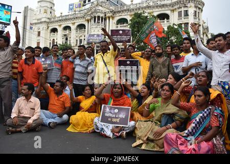 Kalkutta, Westbengalen, Indien. 11. Dez 2018. BJP (Bharatiya Janata Party) protestiert gegen die Korruption der SSC (School Service Commission). Die Demonstranten fordern eine rasche und gebührende Bestrafung der Schuldigen und den Rücktritt von Chief Minister Mamata Banerjee. (Bild: © Sayantan Chakraborty/Pacific Press via ZUMA Press Wire) Stockfoto