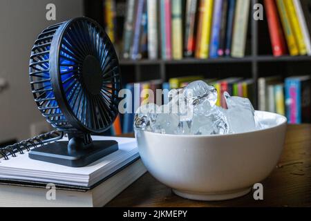 diy hausgemachte Klimaanlage AC-Kühler, verhindern und vermeiden Hitzschlag mit einem Ventilator und einer Schüssel mit Eis oder Flasche Wasser als tragbare Notstromversorgung AC. Kein Nee Stockfoto