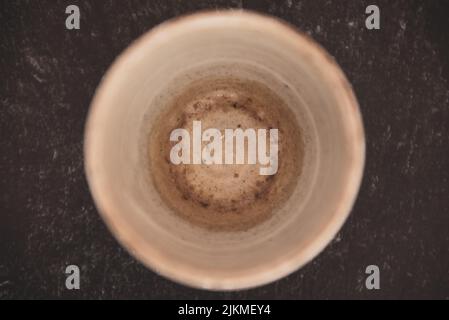 Draufsicht auf Teetasse im Inneren auf dunkelschwarzem Hintergrund Stockfoto