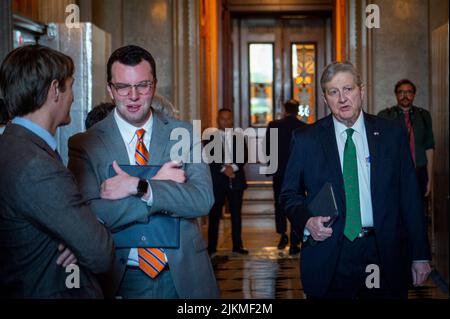 Washington, Vereinigte Staaten. 02. August 2022. Der US-Senator John Neely Kennedy (Republikaner von Louisiana) trifft sich am Dienstag, den 2. August 2022, zum republikanischen politischen Mittagessen im US-Kapitol in Washington, DC. Kredit: Rod Lampey/CNP/dpa/Alamy Live Nachrichten Stockfoto