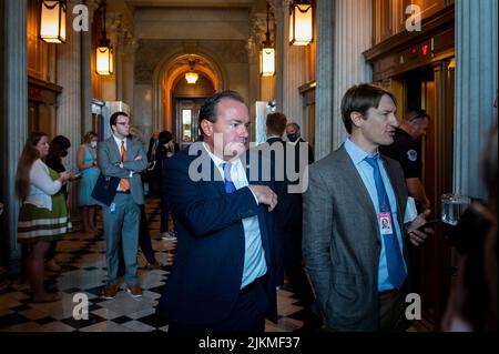 Washington, Vereinigte Staaten. 02. August 2022. Der US-Senator Mike Lee (Republikaner von Utah) trifft sich am Dienstag, den 2. August 2022, zum republikanischen politischen Mittagessen im US-Kapitol in Washington, DC. Kredit: Rod Lampey/CNP/dpa/Alamy Live Nachrichten Stockfoto