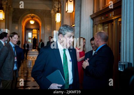 Washington, Vereinigte Staaten. 02. August 2022. Der US-Senator John Neely Kennedy (Republikaner von Louisiana) trifft sich am Dienstag, den 2. August 2022, zum republikanischen politischen Mittagessen im US-Kapitol in Washington, DC. Kredit: Rod Lampey/CNP/dpa/Alamy Live Nachrichten Stockfoto