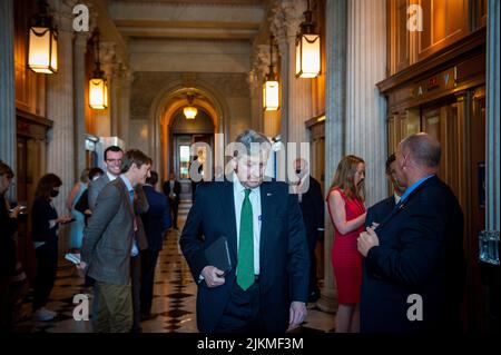 Washington, Vereinigte Staaten. 02. August 2022. Der US-Senator John Neely Kennedy (Republikaner von Louisiana) trifft sich am Dienstag, den 2. August 2022, zum republikanischen politischen Mittagessen im US-Kapitol in Washington, DC. Kredit: Rod Lampey/CNP/dpa/Alamy Live Nachrichten Stockfoto